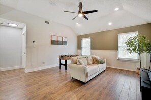 تلفزيون، مدفأة، كرة قدم الطاولة، مكتب