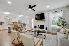 Televisión, chimenea y oficina 