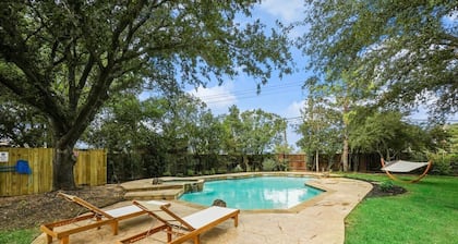 Tropical Pool Oasis - 5 BR, Foosbal, Cinema