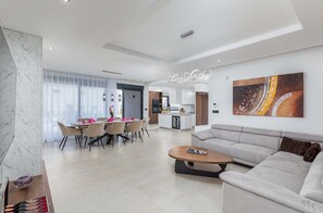 Fernseher, Tischfußball, Tischtennisplatte