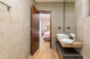 4 Schlafzimmer, Bügeleisen/Bügelbrett, WLAN, Bettwäsche