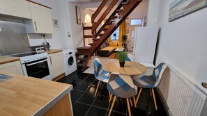 Fridge - Cosy Stay in Stoke on Trent By Villazu (Stoke-on-Trent)