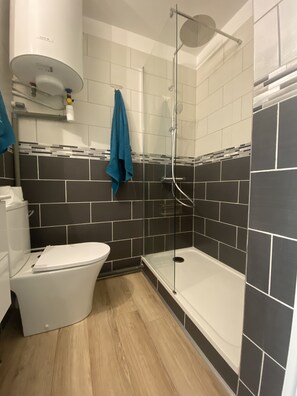 Douche, sèche-cheveux, serviettes fournies, savon