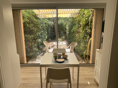 Studio avec une place de parking et jardin