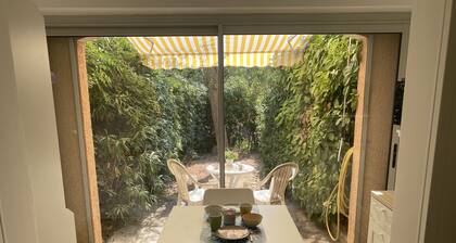 Studio avec une place de parking et jardin