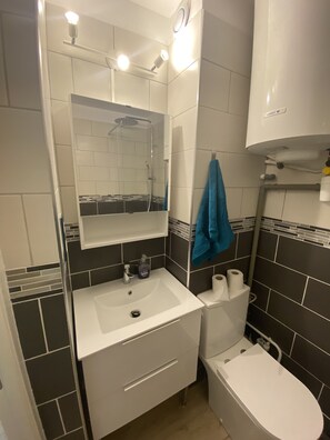 Een douche, een haardroger, handdoeken, zeep