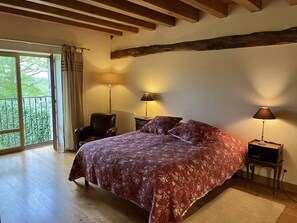 7 bedrooms, iron/ironing board, travel crib, WiFi - Castle Heights (Saint Martin du Puy)