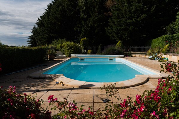 حمّام سباحة مُدفَّأ