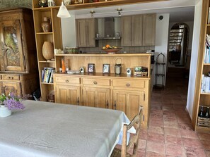 ثلاجة، ميكروويف، فرن، موقد طهي مسطح