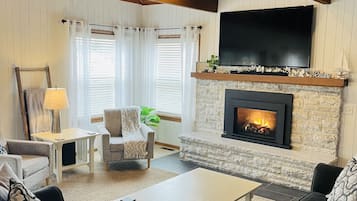 TV connectée, cheminée, lecteur de DVD, baby-foot