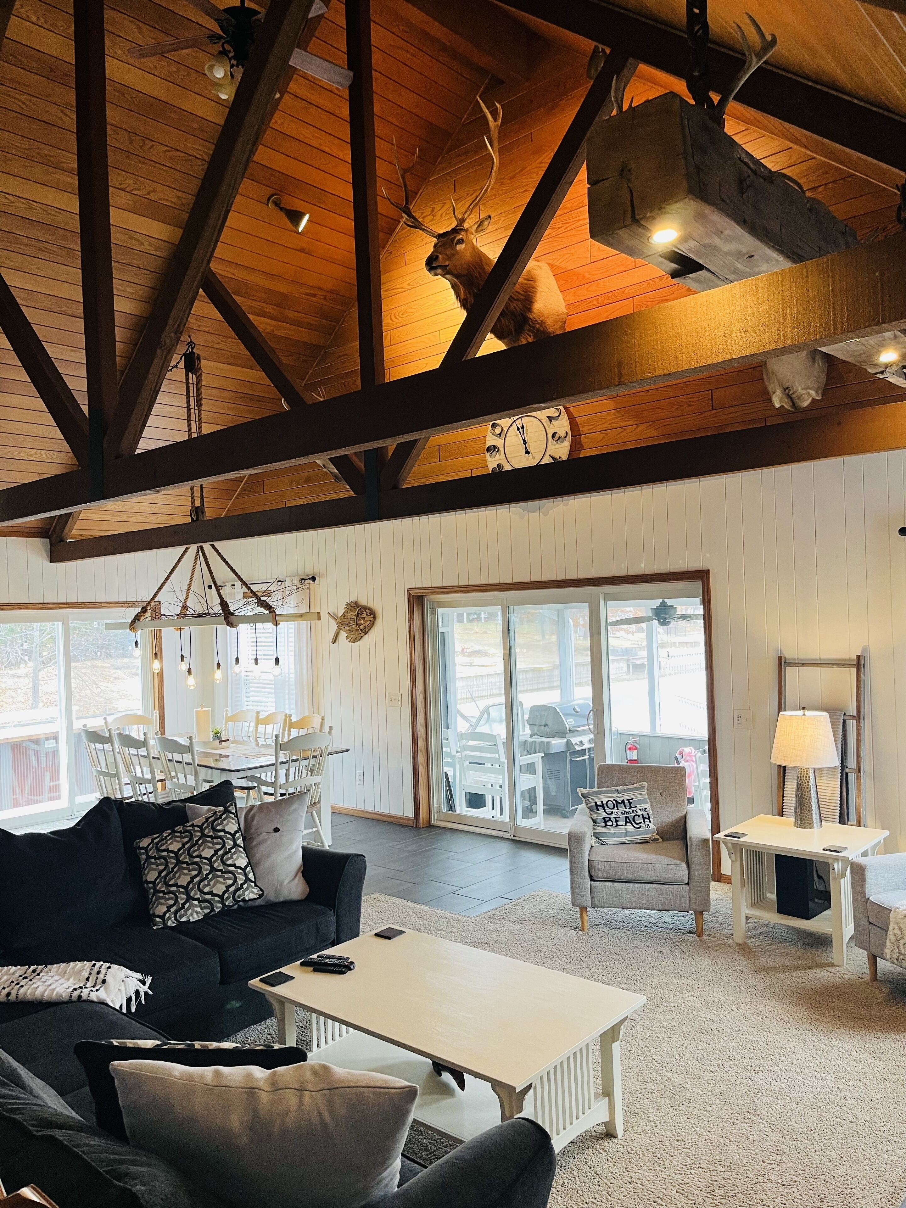 TV connectée, cheminée, lecteur de DVD, baby-foot