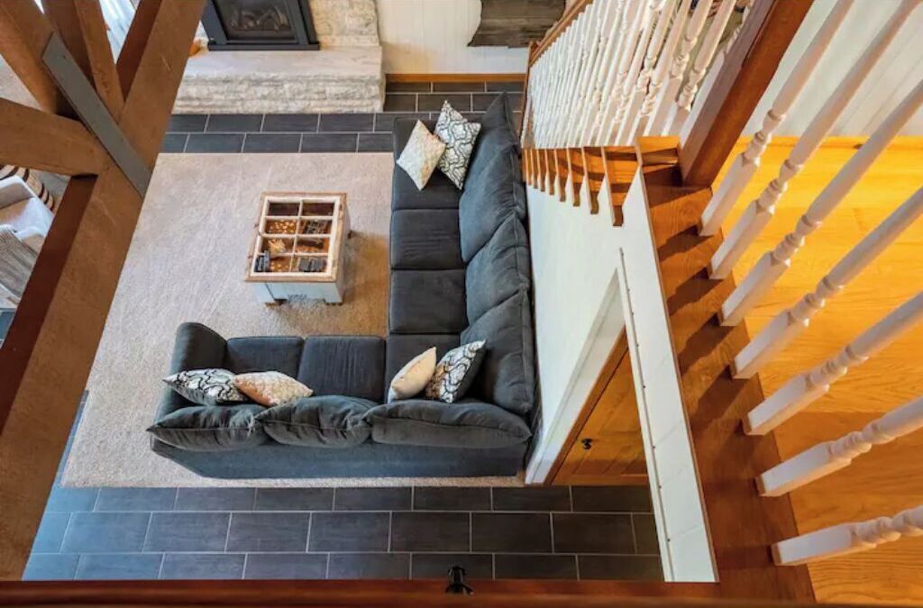 Älytelevisio, takka, DVD-soitin, pöytäjalkapallopöytä