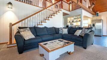 Smart TV, chimenea, reproductor de DVD y futbolito