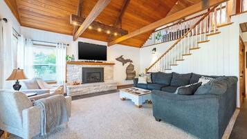 Een smart-tv, een open haard, een dvd-speler en tafelvoetbal