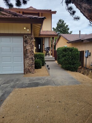 Exterior - 10 minutes from downtown reno and all attractions (Reno)
