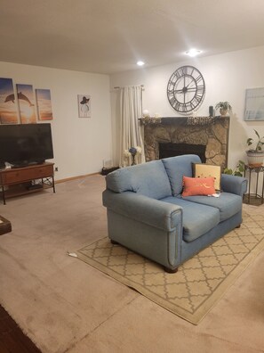 TV, fireplace