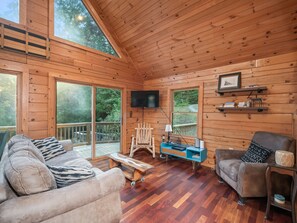 Smart TV, fireplace, table tennis - Spectacular Log Cabin Home 45 minutes to Asheville (Marion)