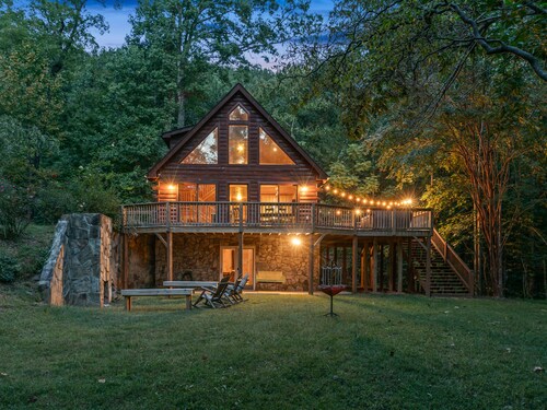 Spectacular Log Cabin Home 45 minutes to Asheville