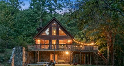 Spectacular Log Cabin Home 45 minutes to Asheville