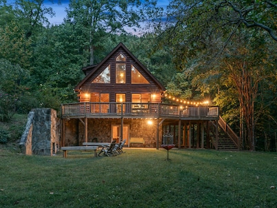 Spectacular Log Cabin Home 45 minutes to Asheville