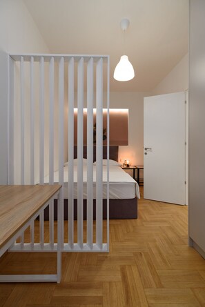 2 bedrooms, in-room safe, desk, iron/ironing board