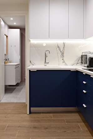 Kühlschrank, Mikrowelle, Ofen, Herdplatte