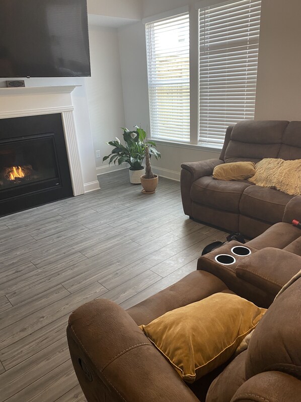 TV, fireplace
