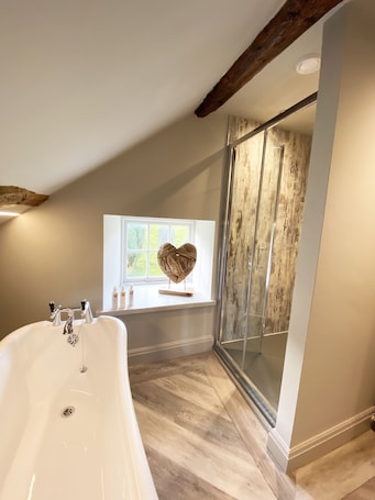 Executive Room | Bathroom | Separate bathtub and shower, deep-soaking bathtub, rainfall showerhead. The Hive at Poppi Red
