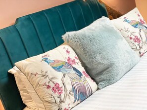 Premium bedding, free minibar, desk, laptop workspace - The Hive at Poppi Red (Ambleside)