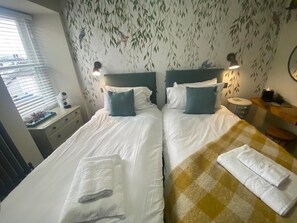 1 ห้องนอน, เครื่องนอนระดับพรีเมียม, มินิบาร์ฟรี, โต๊ะทำงาน