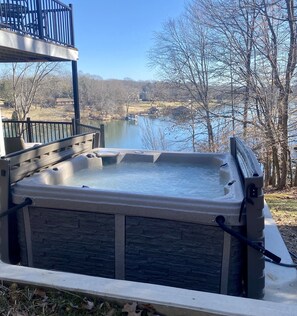 Outdoor spa tub - Modern Lakeside Cabin with Stunning Views and Deep Water Access! Pet friendly! (Huddleston)
