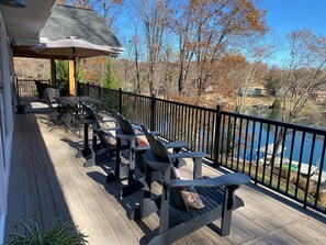 Outdoor dining - Modern Lakeside Cabin with Stunning Views and Deep Water Access! Pet friendly! (Huddleston)