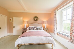 6 Schlafzimmer, Schreibtisch, Bügeleisen/Bügelbrett, WLAN