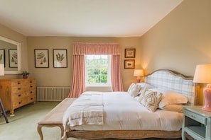 6 bedrooms, desk, iron/ironing board, WiFi