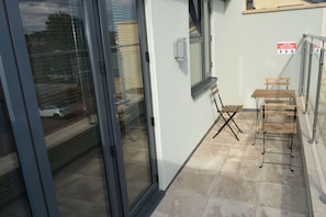 Outdoor dining - Lovely 2 bedroom brand new flat in Oxford (Marston)