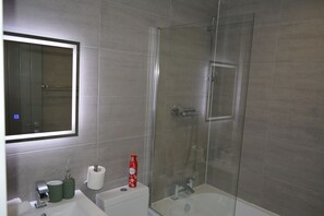 Tina con regadera, secadora de cabello, toallas, shampoo 