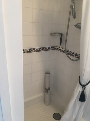 Haartrockner, Handtücher, Seife, Shampoo