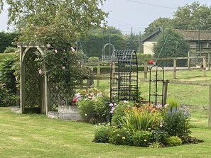 Property grounds - Cosy and Tranquil accommodation with beautiful views - so peaceful (Stowmarket)