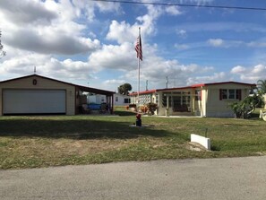 Exterior - Retreat for tournament fishermen and hunters. (Moore Haven)
