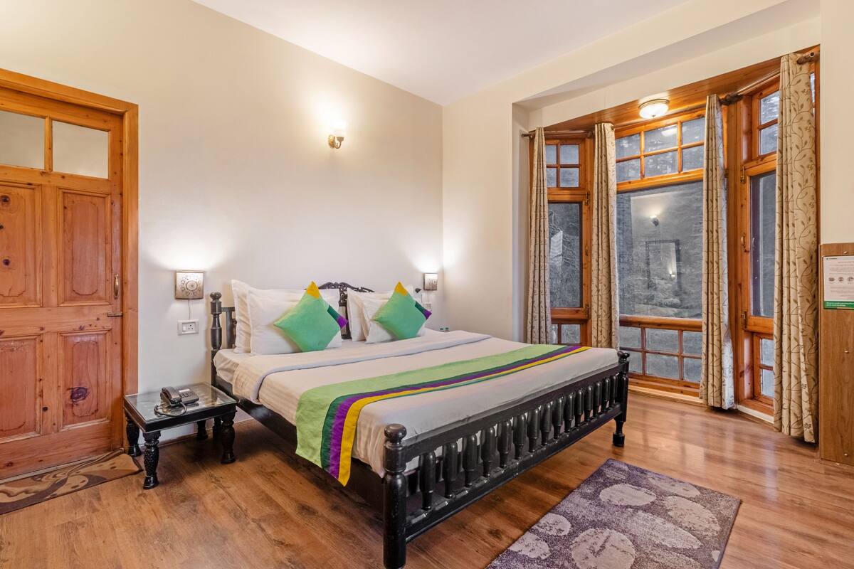 Deluxe Room, Mountain View | Desk, soundproofing, iron/ironing board (on request)