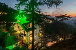 Habitación económica | Muebles diferentes, escritorio y tabla de planchar con plancha 