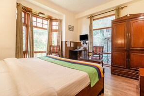 Habitación estándar | Mobiliario individual, escritorio, tabla de planchar con plancha