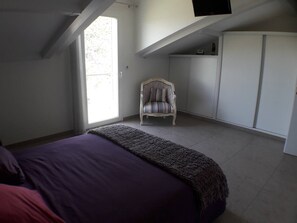 4 bedrooms, desk