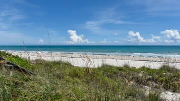 Plage, chaises longues, serviettes de plage