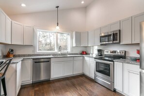 Fridge, microwave, oven, stovetop - Golfers Paradise | Private Practice Facility | Near Sand Valley Golf Resort (Nekoosa)