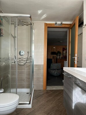 Apartment | Bathroom - Cosy, pet Friendly Apartment in Portula, Italy (Portula)