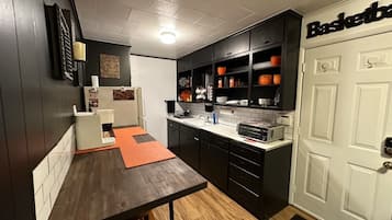 Réfrigérateur, micro-ondes, cafetière/bouilloire, grille-pain