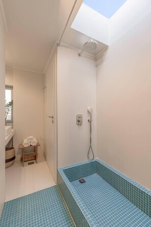 Studiolejlighed - 1 queensize-seng | Badeværelse | Bruser, hårtørrer, bidet, håndklæder
