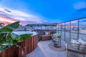 Studio, 1 Queen Bed | Bathroom | Shower, hair dryer, bidet, towels - Topfloor Getaway Balcony&hot Tub+acropolis View (Athens)