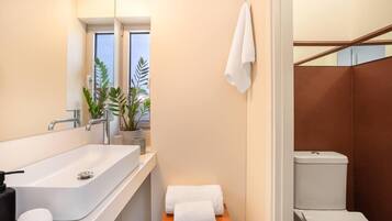 Estúdio, 1 cama Queen | Banheiro | Chuveiro, secador de cabelo, bidê, toalhas de banho